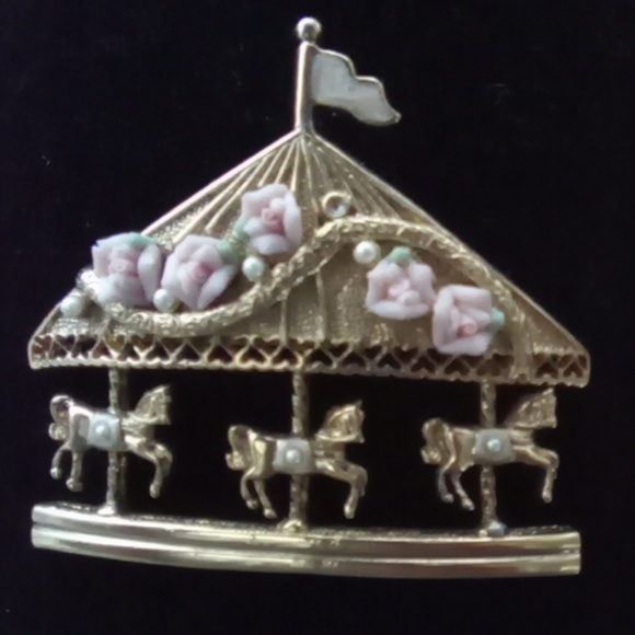 Vintage Jewelry - Vtg 3 Horse Gold Plated Carousel Brooch Pin. Vintage Jewelry - Vtg 3 Horse Gold Plated Carousel Brooch Pin.